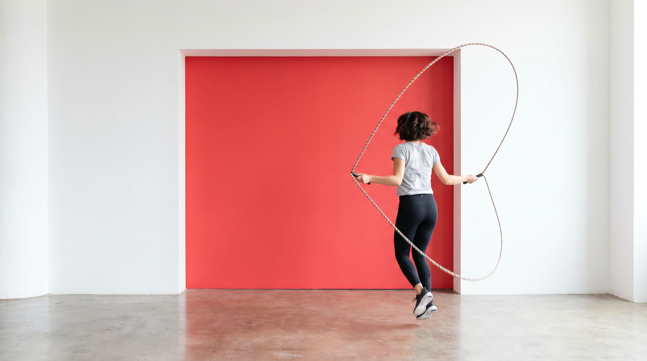 Sauteur en plein mouvement, corde à sauter mid-swing